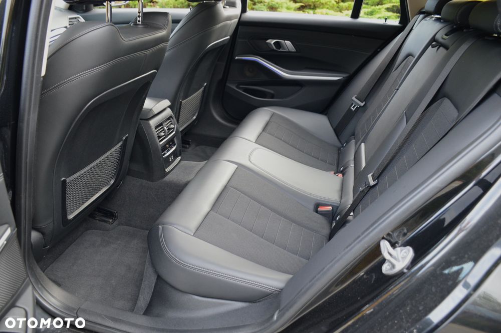 BMW Seria 3 320d Sport Line Shadow - 24