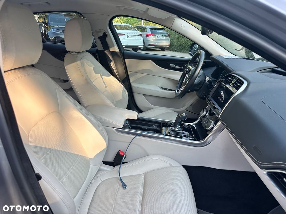Jaguar XE 2.0 D180 R-Dynamic S - 15