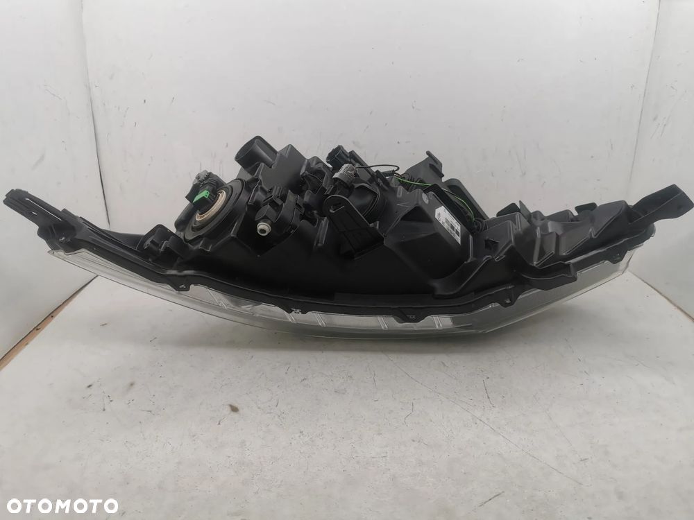 Lampa przednia prawa Nissan Qashqai J11 - 17