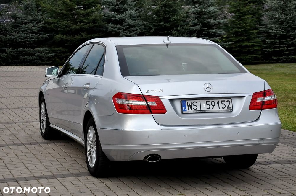 Mercedes-Benz Klasa E 250 CGI BlueEFFICIENCY 7G-TRONIC Elegance - 17