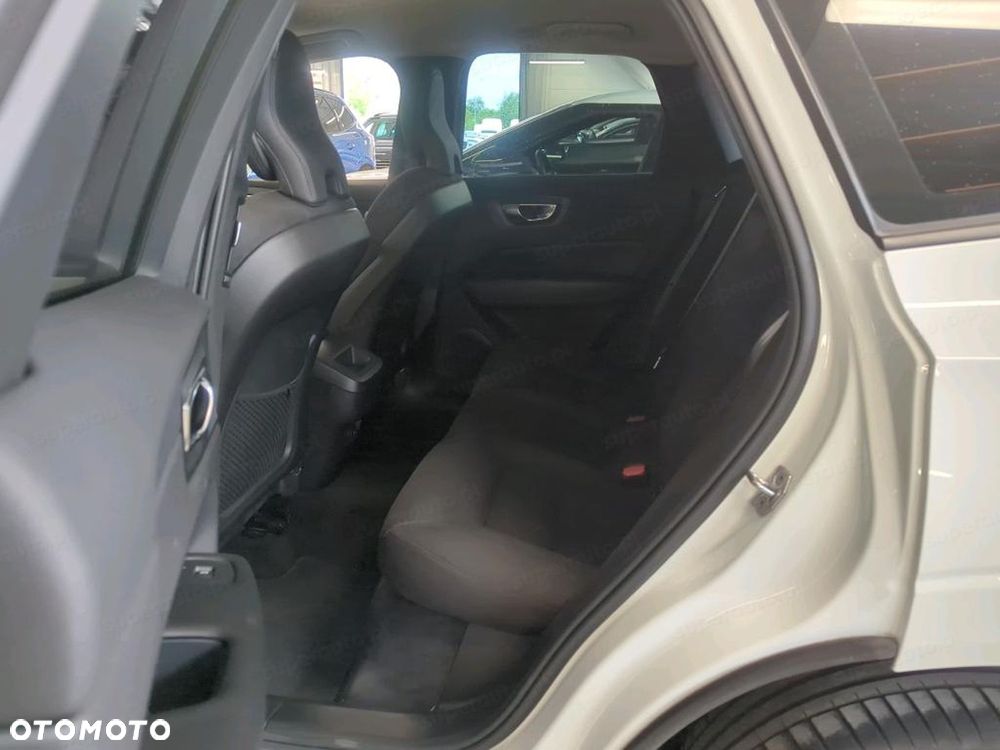 Volvo XC 60 B4 B Momentum - 10