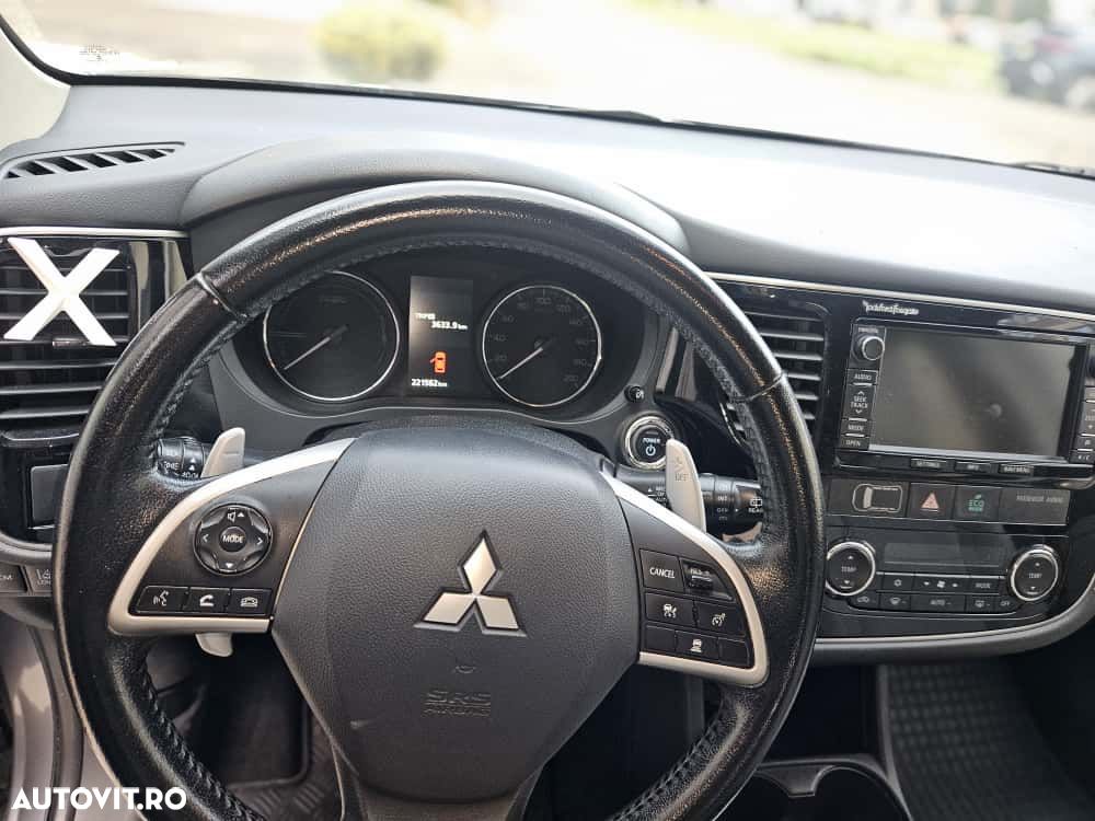 Mitsubishi Outlander 2.0 4WD Plug-In Hybrid Top - 4