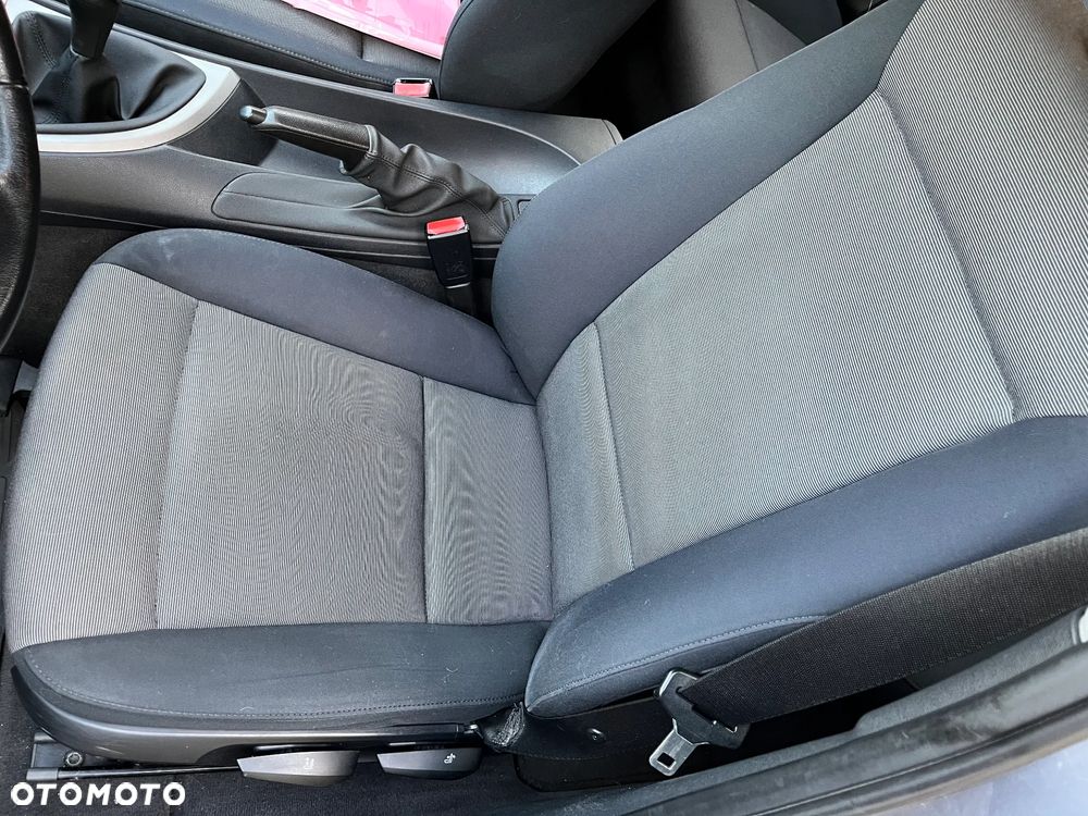 BMW Seria 1 118d DPF - 12