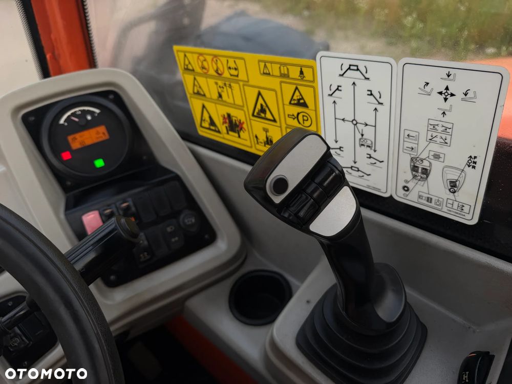 JLG 3614RS CAT Ładowarka Teleskopowa Dźwig Zwyżka 14 metrów wysuw. Udźwig 4 tony. Widły. Silnik DEUTZ TuRBO. 110KM. Maszyna jak Nowa z Norwegii Pracowała w Urzędzie Komunalnym.  DEKRA BMWT. skręt 3 tryby 4 koła KRAB. Auto-poziomowanie!  Zero luzów wycieków jak Nowa z salonu. Małe Gabaryty maszyny a potężny zasięg i udzwig! Skrzynia Hydrostatic 3 biegi. Zmiana na Pokrętle przy kierownicy. Wszystko Sterowane z 1 dżojstkika wraz z łapami! OKAZJA. Zero luzów. Ładowarka ma nadzwyczajnie duży prześwit od spodu. Opony jak Nowe! OKAZJA  2017 rok. Niski przebieg 3000mtg - 21