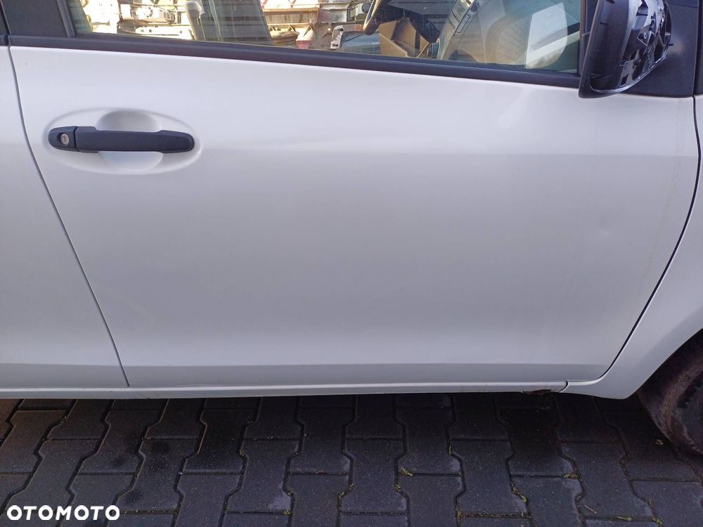 DRZWI KOMPLETNE PRAWY PRZÓD TOYOTA YARIS II 068 - 2