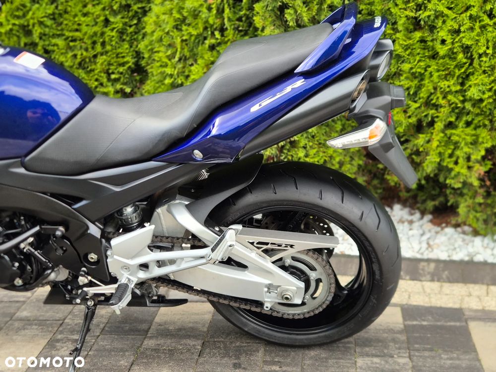 Suzuki GSR - 16