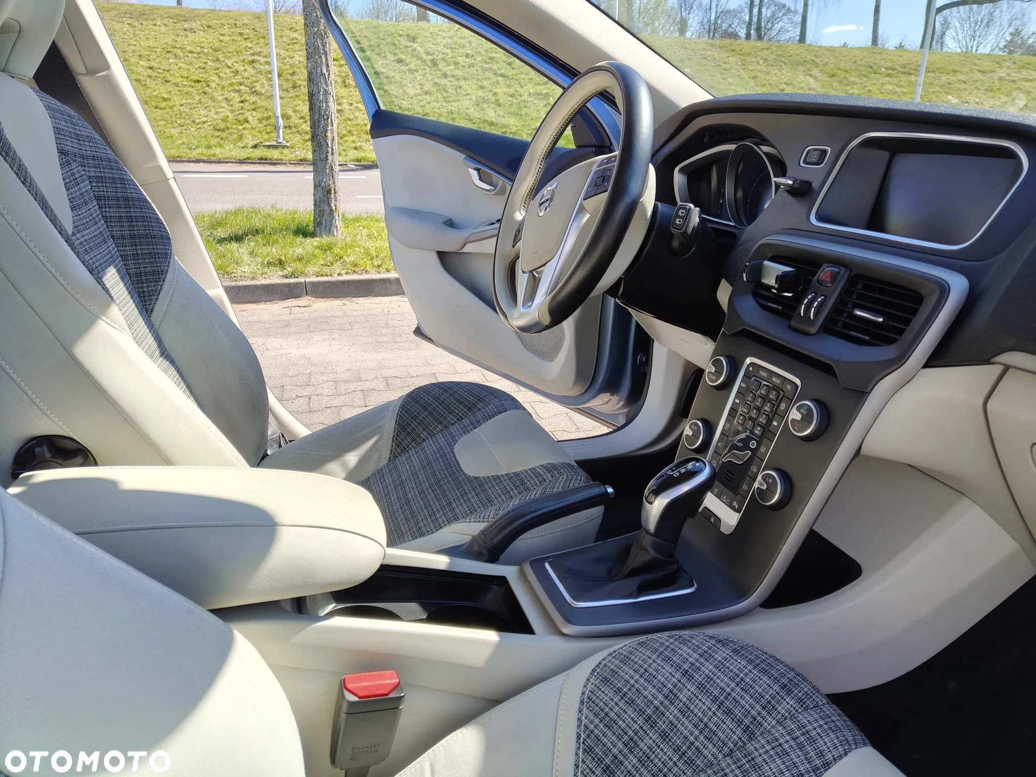 Volvo V40 D2 Drive-E Momentum - 9