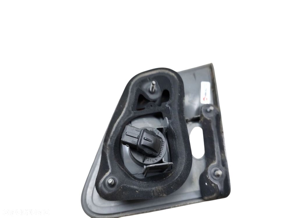 LAMPA LEWY TYŁ W KLAPE TOYOTA AVENSIS T27 (2009-2011) 2.0 VVT-I 152KM - 4