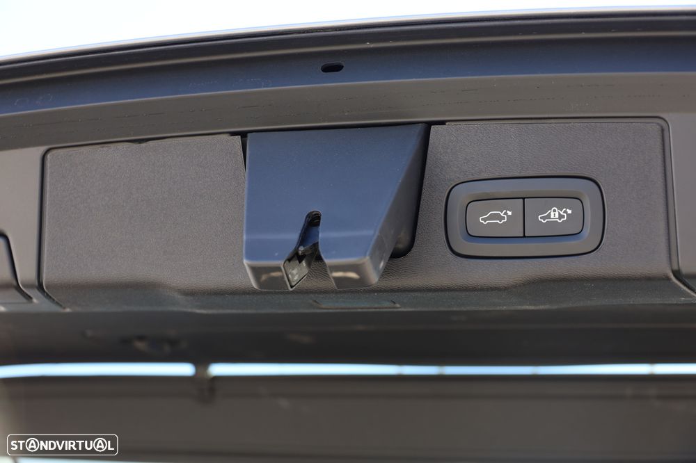 Volvo XC 60 2.0 T6 PHEV Core AWD - 7