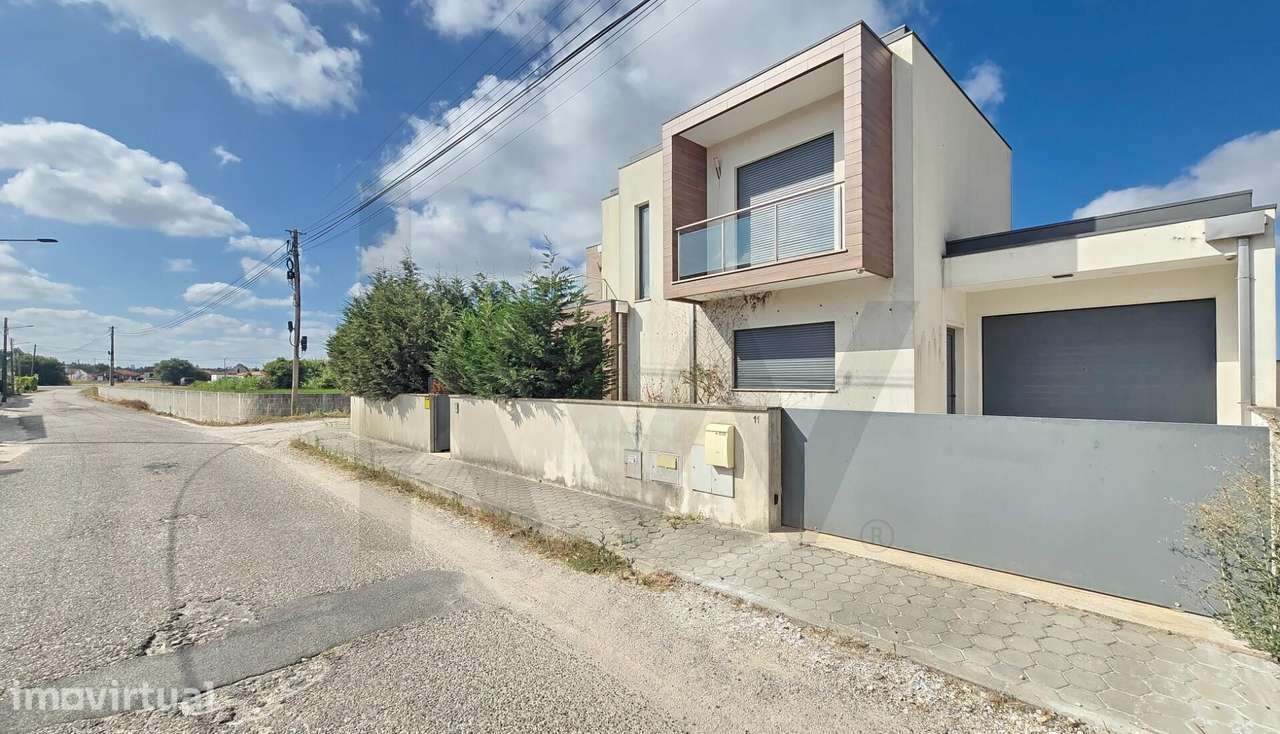 Moradia T3 Isolada de Arquitetura Moderna em Calvão, Vagos