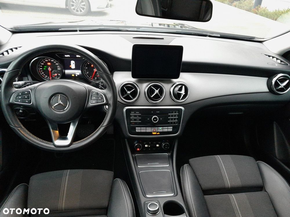 Mercedes-Benz GLA 200 7G-DCT Urban - 15