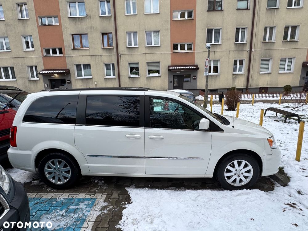 Chrysler Town & Country - 6