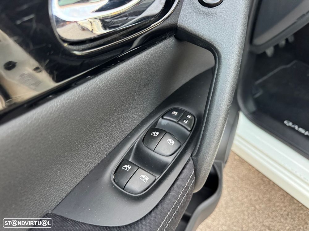 Nissan Qashqai 1.5 dCi N-Connecta J18 - 24