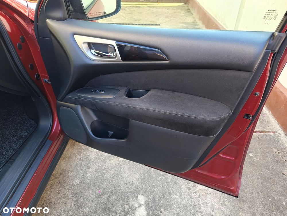 Nissan Pathfinder - 25