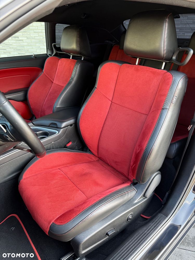 Dodge Challenger - 12