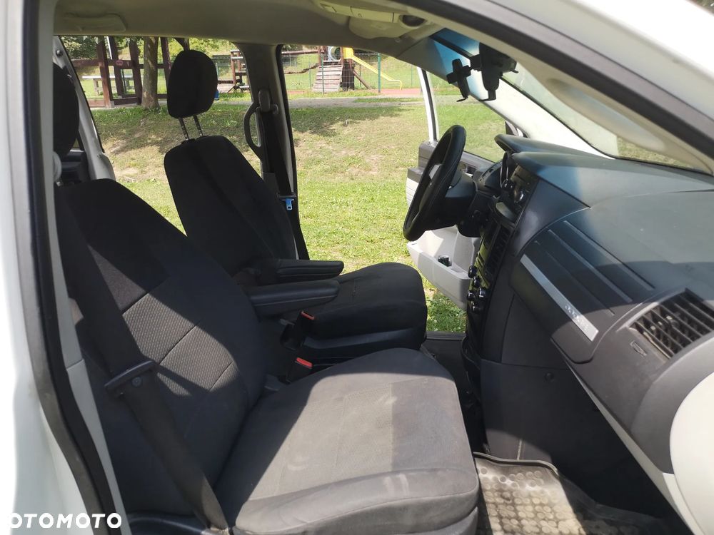 Dodge Caravan - 21