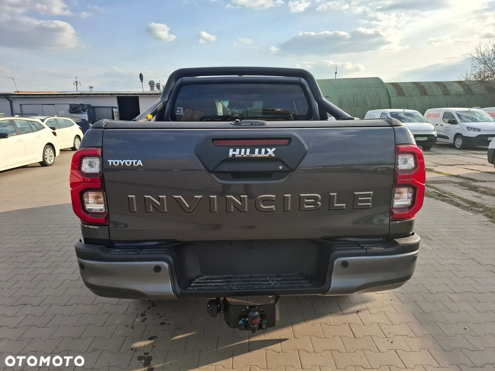 Toyota Hilux 2.8 D-4D Double Cab Invincible 4x4 - 5