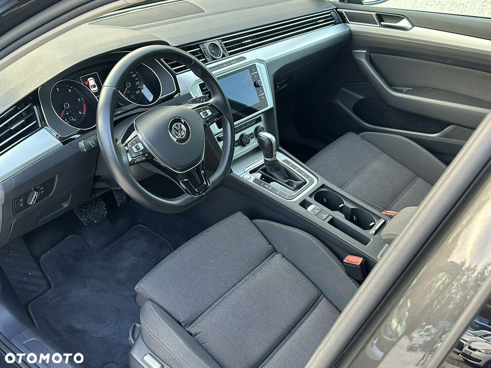 Volkswagen Passat - 12