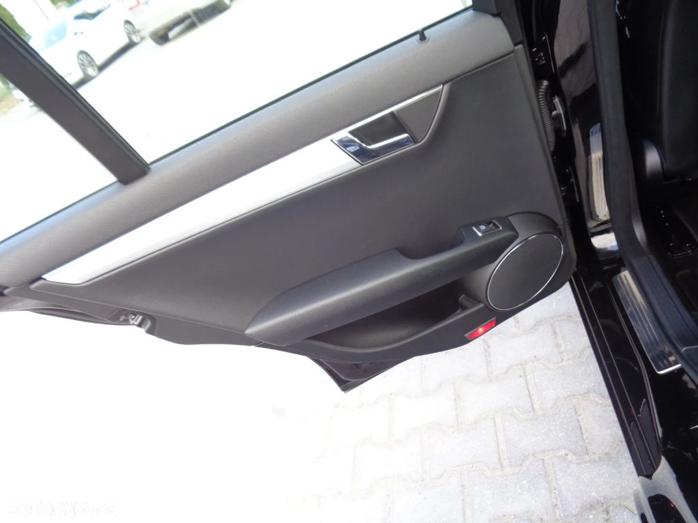 Mercedes-Benz Klasa C 180 CGI BlueEFFICIENCY Avantgarde - 29
