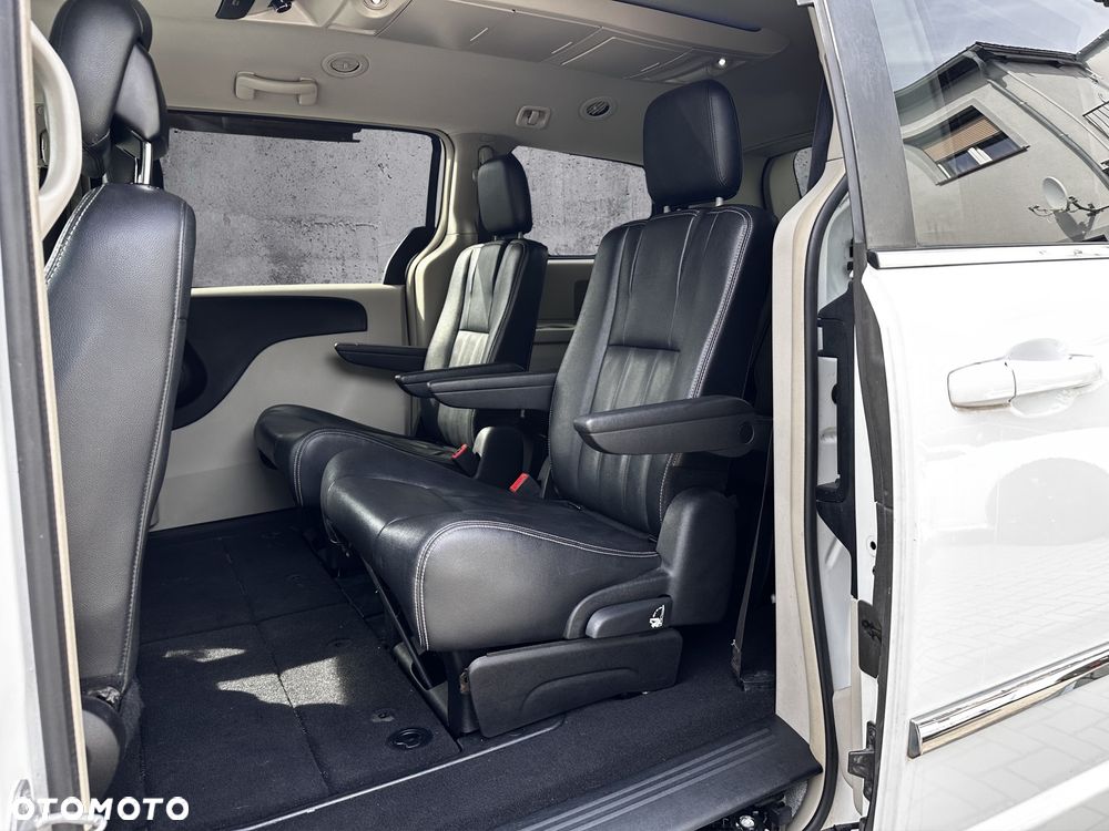 Chrysler Town & Country 3.6 Limited - 13