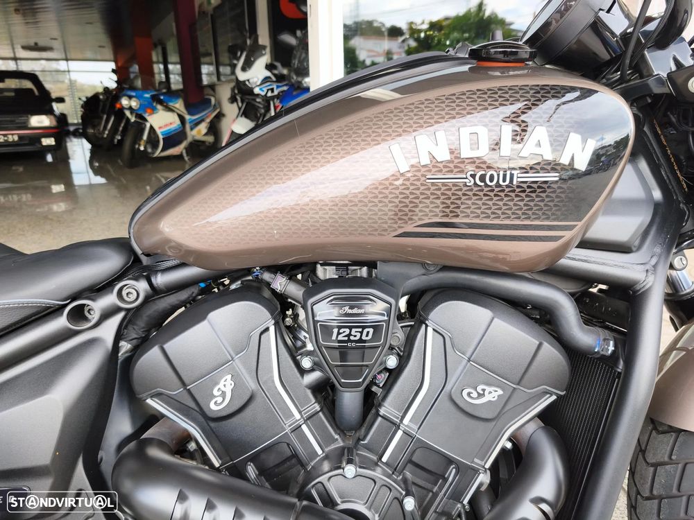 Indian Scout Bobber Limited Tech - 15