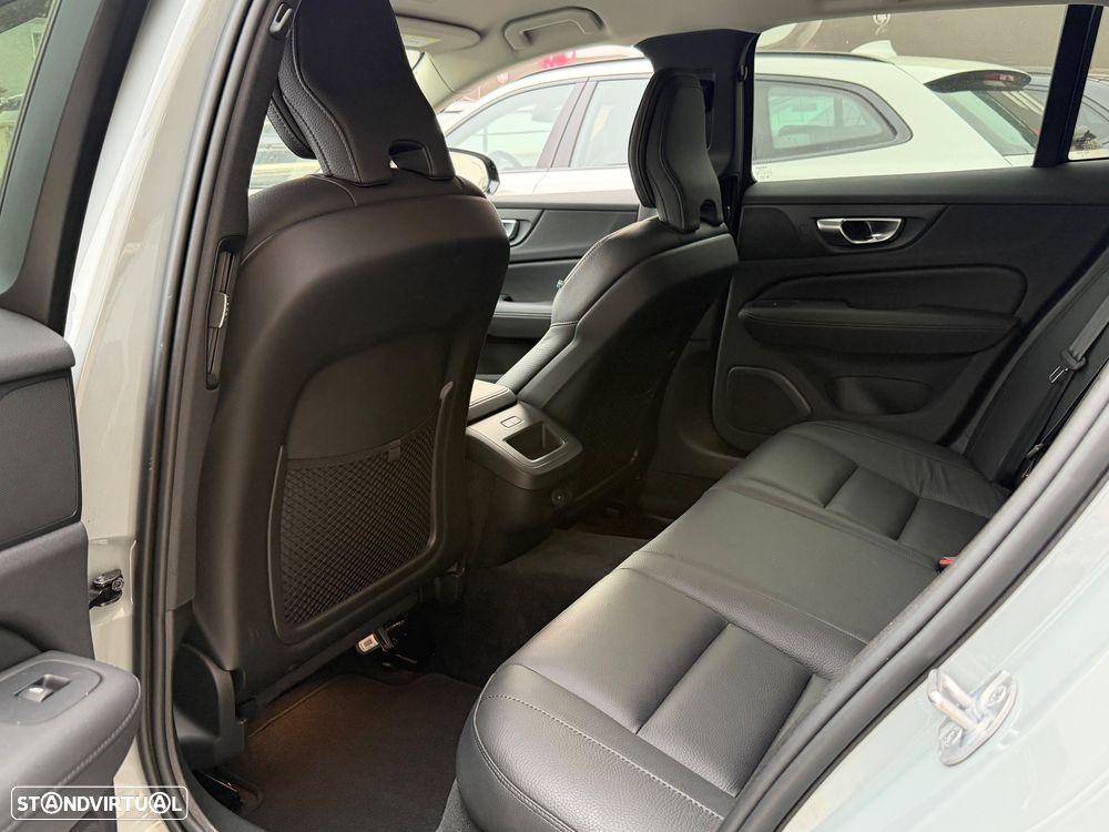 Volvo V60 2.0 B4 Plus Dark Auto - 13