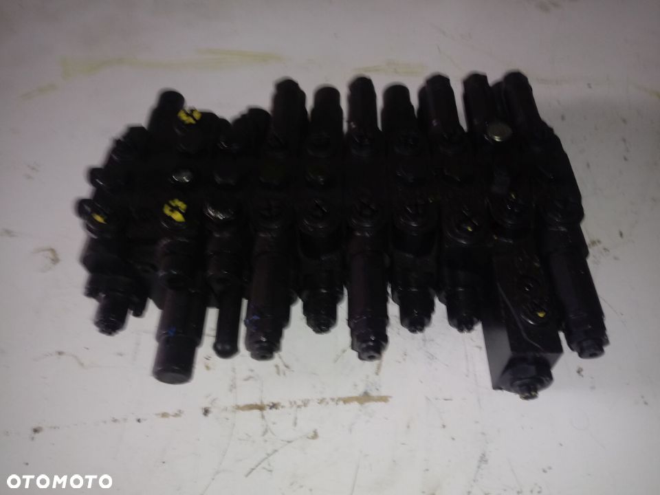 Rozdzielacz hydrauliczny Neuson Kramer 002253321 10 Sekcji - 6