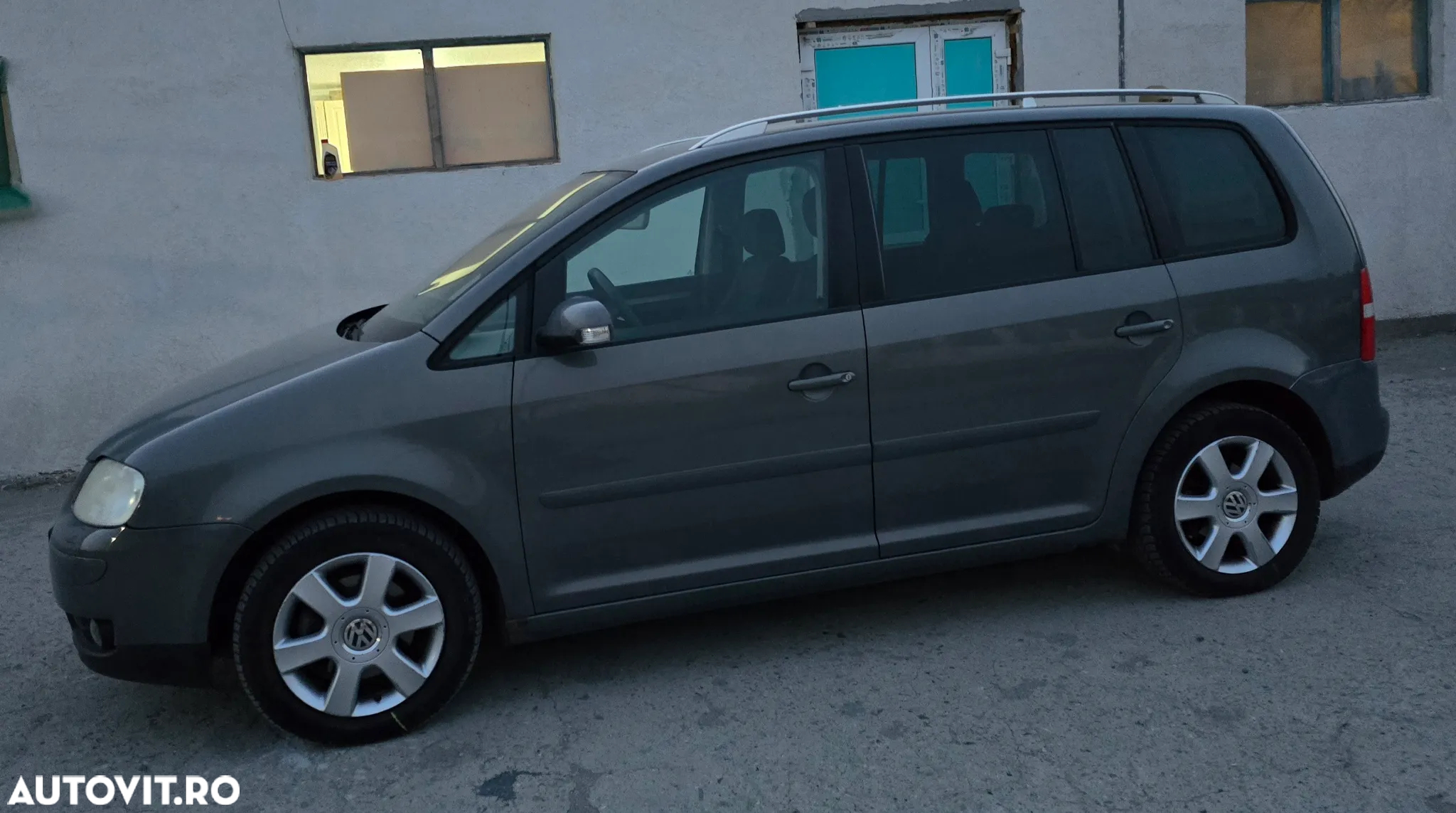 Volkswagen Touran 1.9TDI Highline DSG - 9
