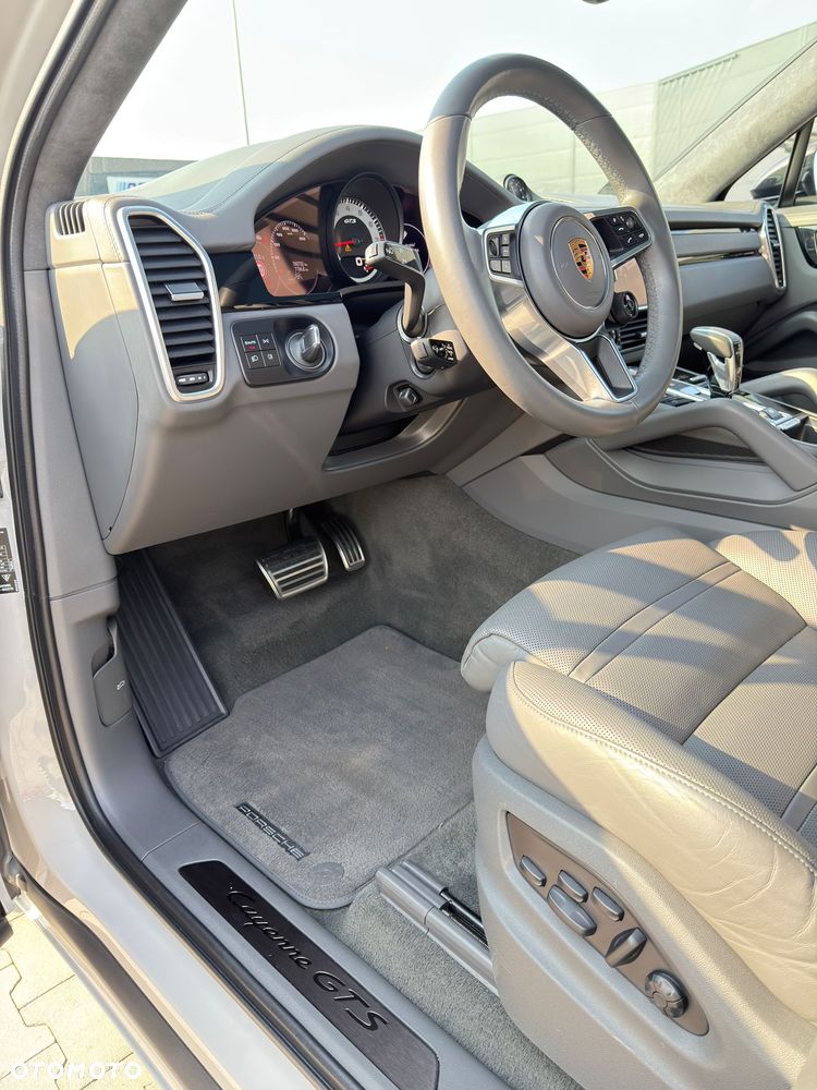 Porsche Cayenne - 32