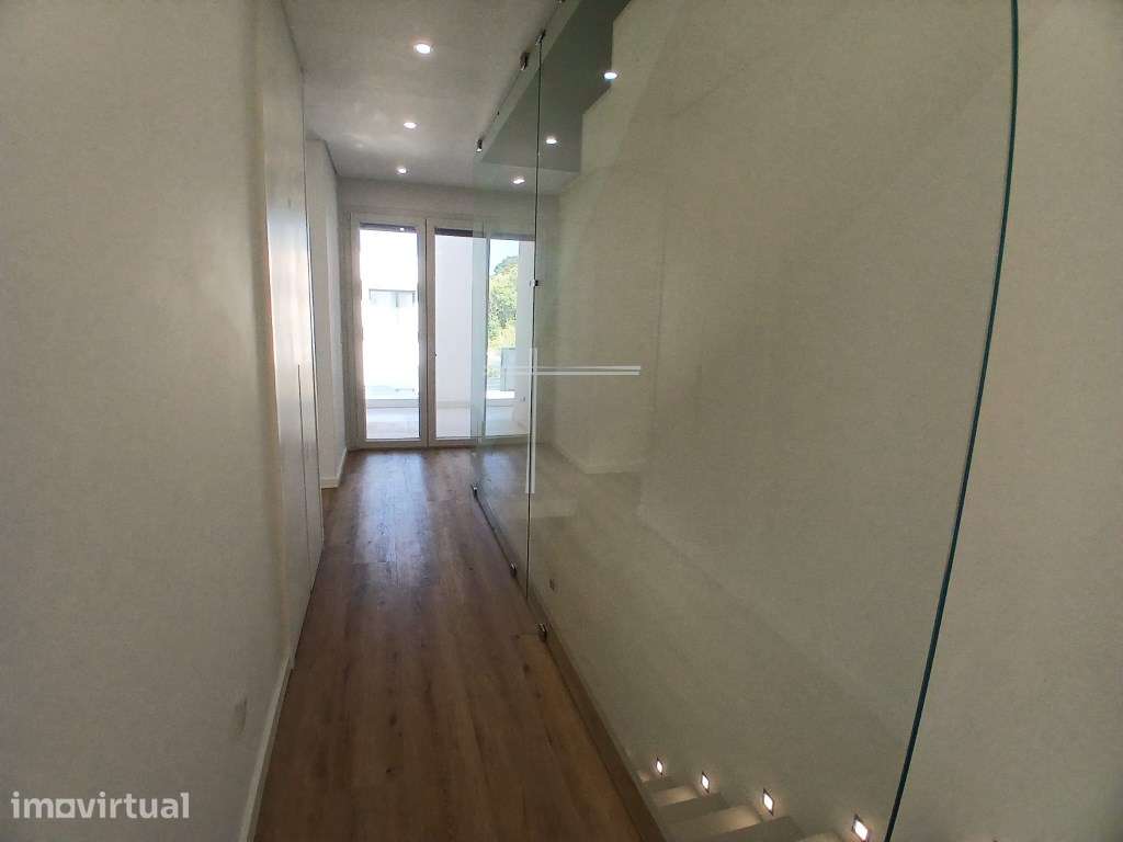 Moradia geminada T4+1, arquitetura contemporânea com piscina - Alto... - Grande imagem: 3/52