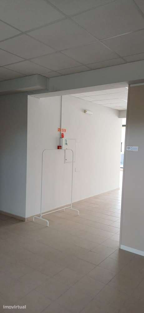 ARRENDA-SE LOJA / ESPAÇO COMERCIAL COM 241,55 m² – RECAREI, PAREDES - Grande imagem: 3/22