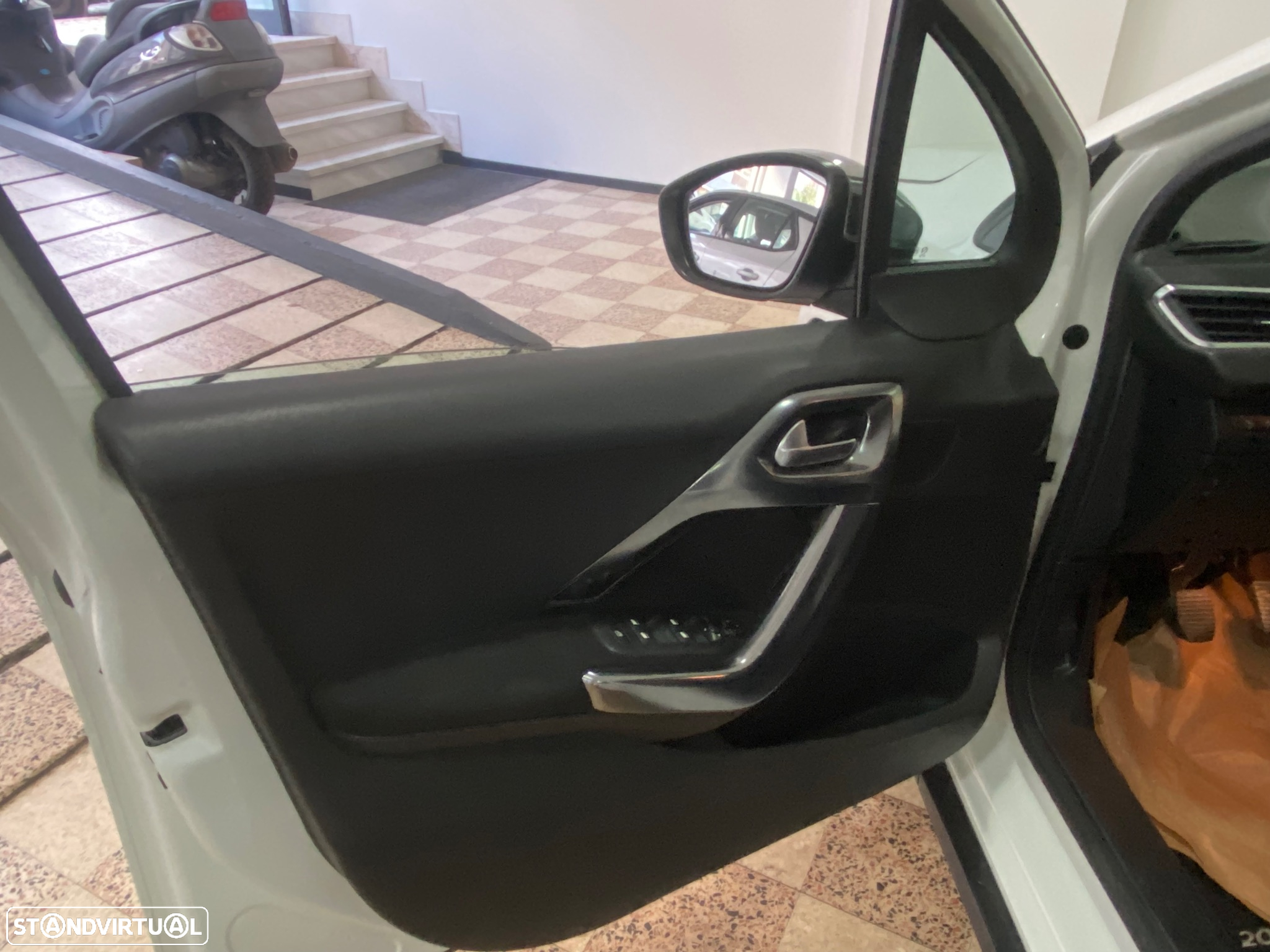 Peugeot 2008 1.2 PureTech Allure - 10