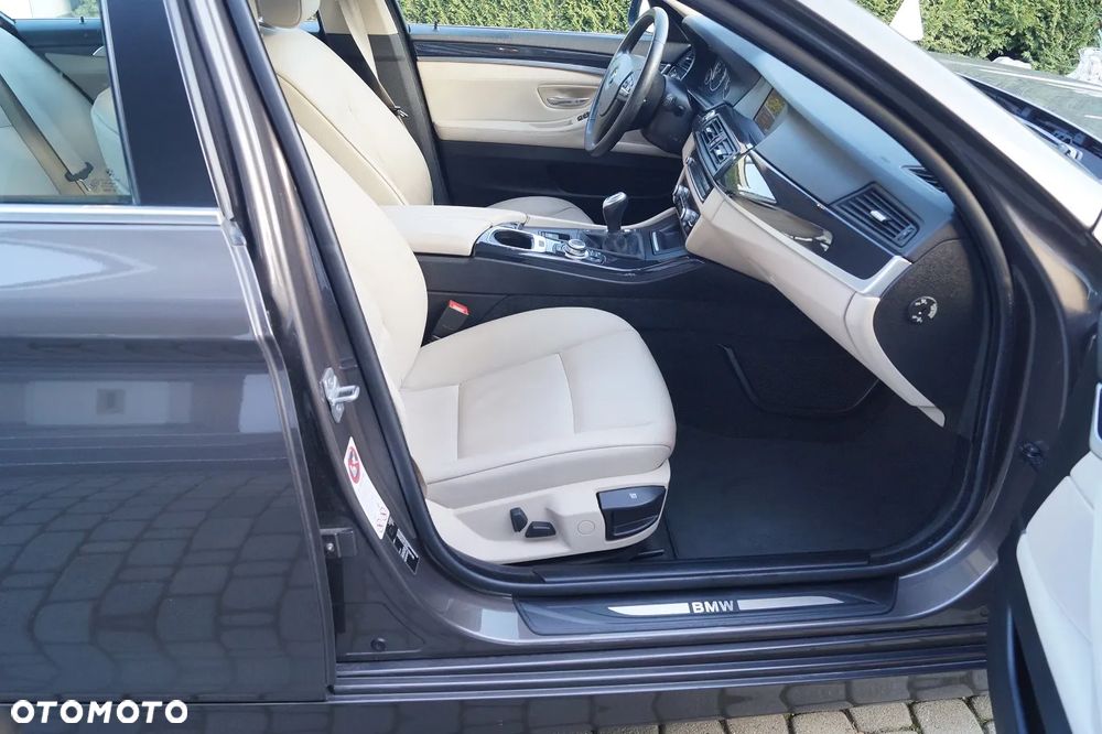 BMW Seria 5 520i - 24