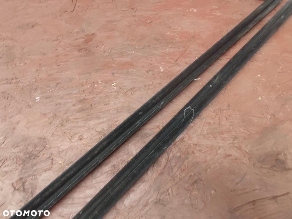 BMW E46 COUPE ORYGINALNA USZCZELKA DRZWI GÓRNA SZYBY WEWNĘTRZNA LEWA / PRAWA W DOBRYM STANIE O NR. 51 32 8 194 731 / 51 32 8 194 732 OEM - 10