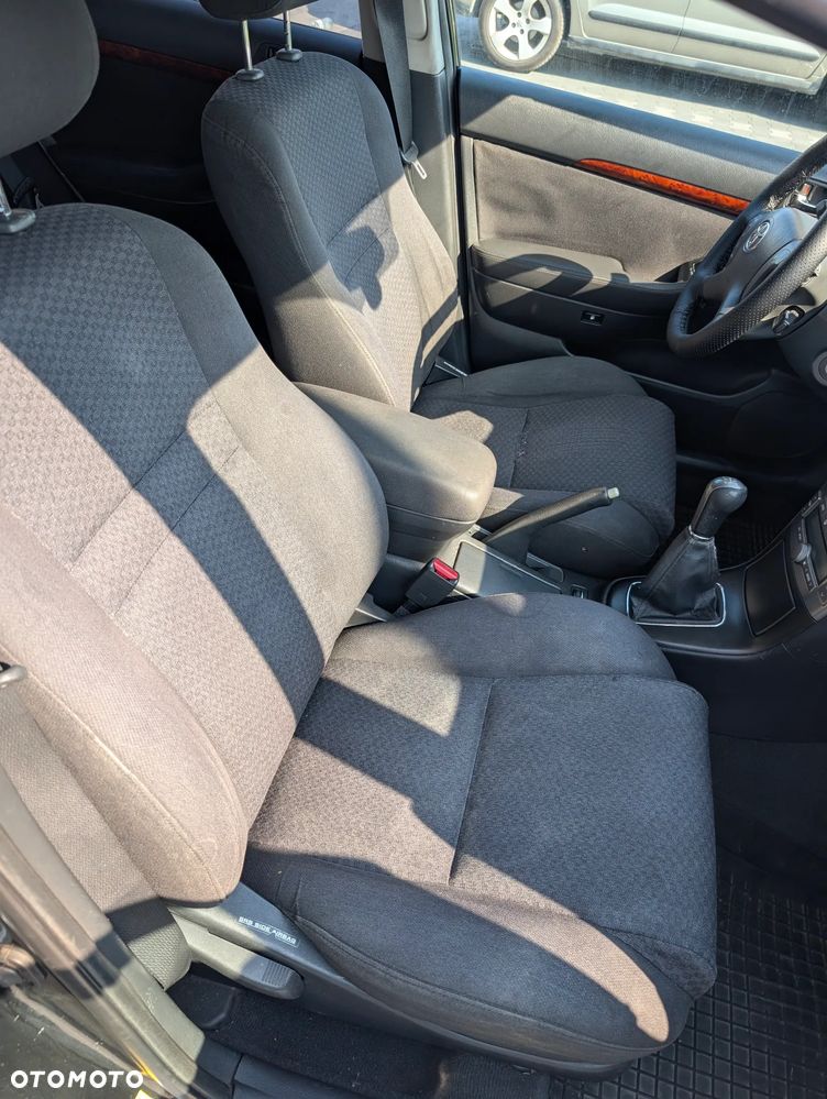 Toyota Avensis 2.0 D-4D - 16