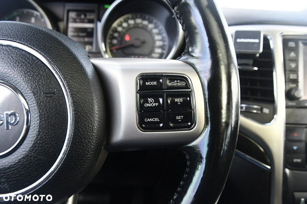 Jeep Grand Cherokee - 32