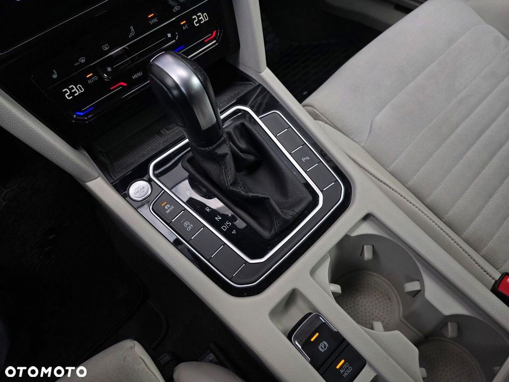 Volkswagen Passat 2.0 TDI Elegance DSG - 25