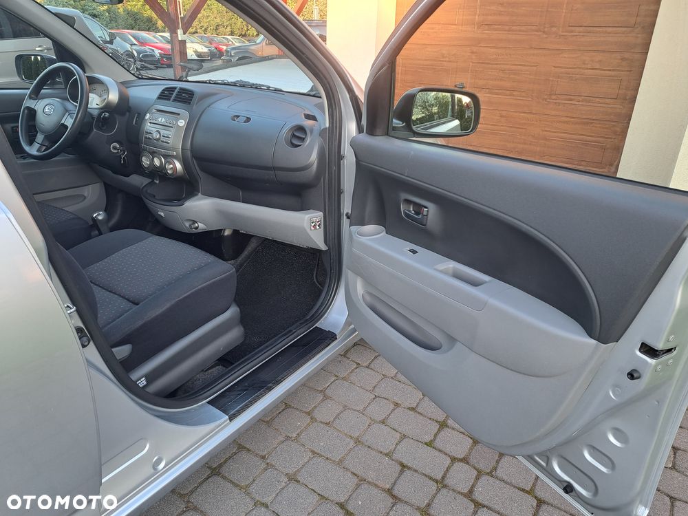 Daihatsu Sirion 1.0 - 9