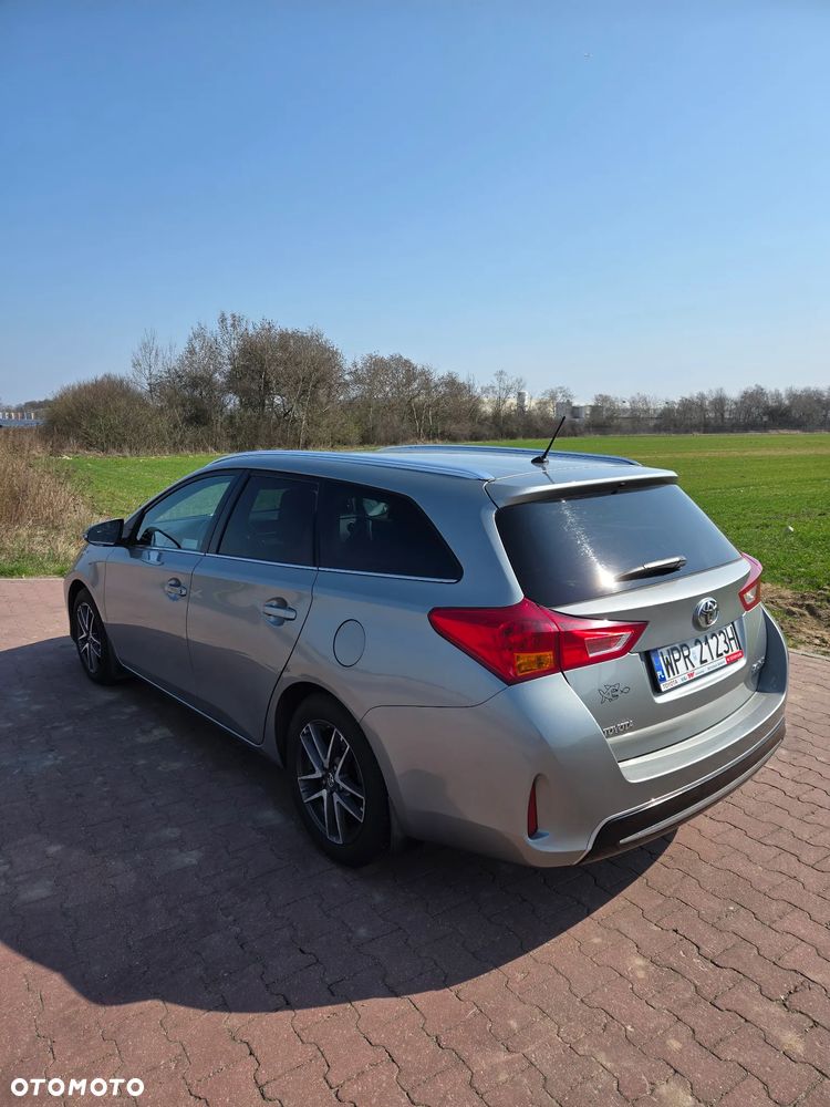 Toyota Auris 1.6 Premium Comfort MS - 2