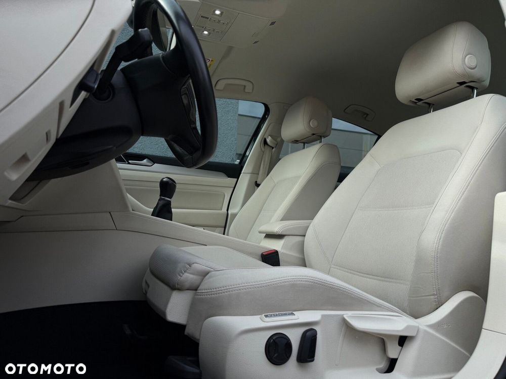 Volkswagen Passat 2.0 TDI SCR Comfortline - 10