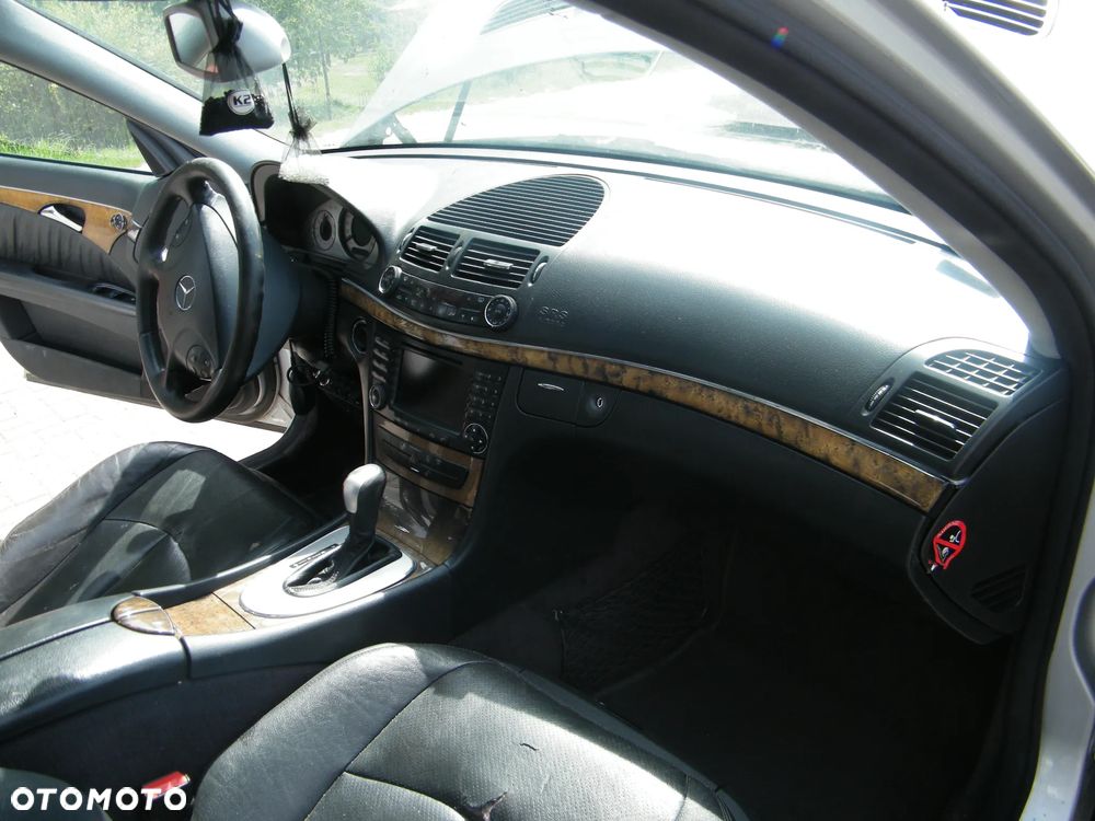 Mercedes – Benz E klasa W211 (02-06r.) 2.7 CDI 176KM. Silnik 647961 (D647961(63S), OM647) Skrzynia 722640 lakier 744 (Srebrny brylantowy- metaliczny). Cały na części. GWARANCJA !!!  Przód Tył Zestaw Komplet Drzwi Klapa Zderzak Błotnik Maska Grill Atrapa Szyba Pas Lampa Lusterko Boczki Fotel Kanapa Kokpit Deska Rozdzielcza Przełącznik Włącznik Sterownik Przewody Wiązka Instalacja Moduł Komputer Czujnik Listwa Pompa Alternator Wtryski Głowica Rozrusznik Kompresor Sprzęgło Dwumas Silnik Skrzynia ABS Klimatyzacji Paliwa Wspomagania Kolektor Turbina Przepustnica Zawór Chłodnica Koło Hak Belka Sanki Zawieszenie Mcpherson Półoś Amortyzator Wydech Tłumik Zacisk Most - 10