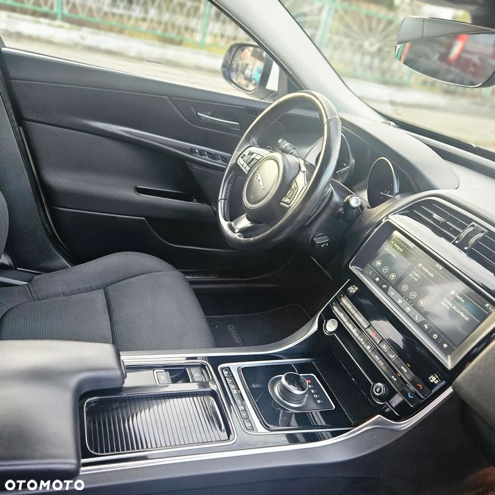 Jaguar XE - 24