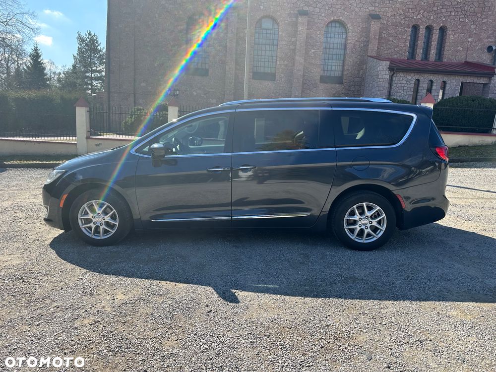 Chrysler Pacifica - 5