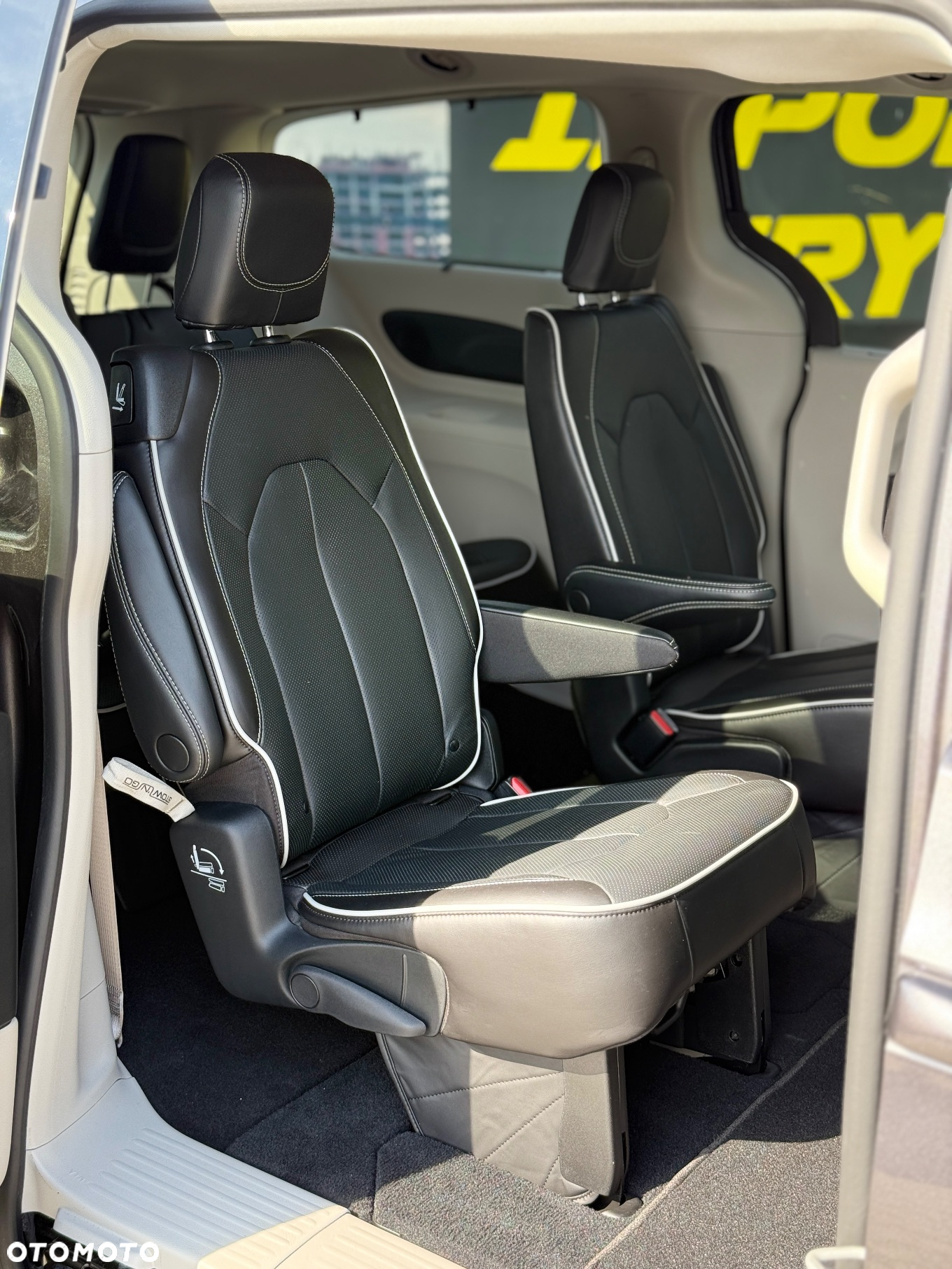 Chrysler Pacifica - 32
