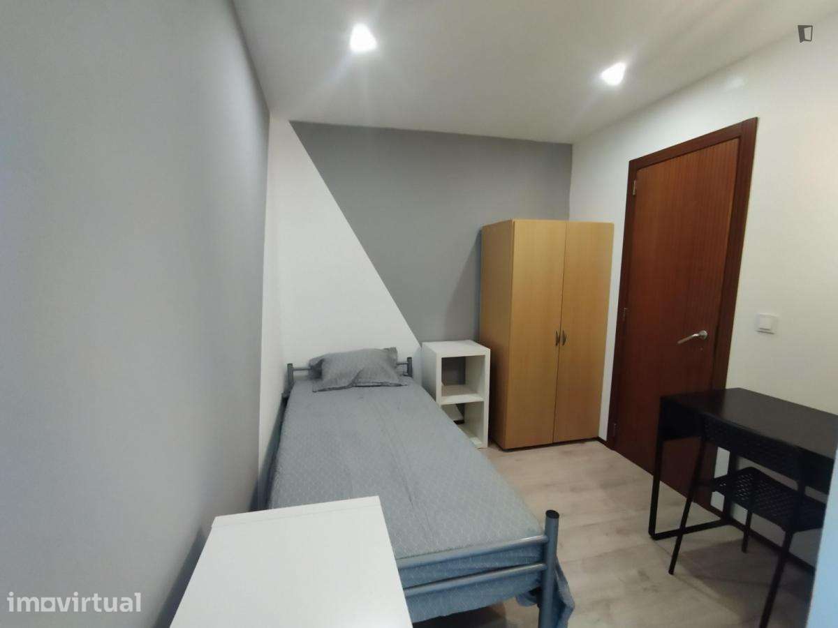 Quarto - localizado em Baixa de Santa Clara Coimbra - Grande imagem: 3/12