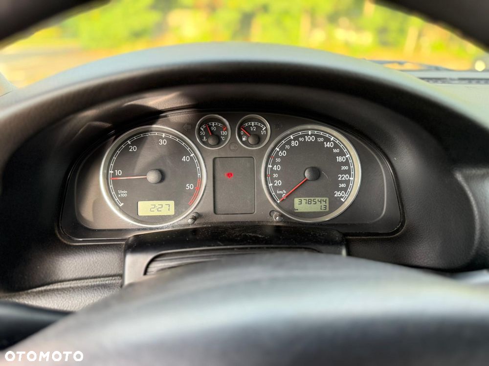 Volkswagen Passat 1.9 TDI Highline - 11