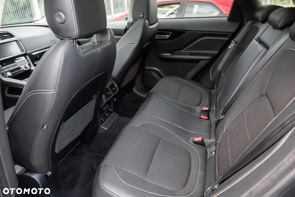 Jaguar F-Pace P250 AWD R-Dynamic S - 27