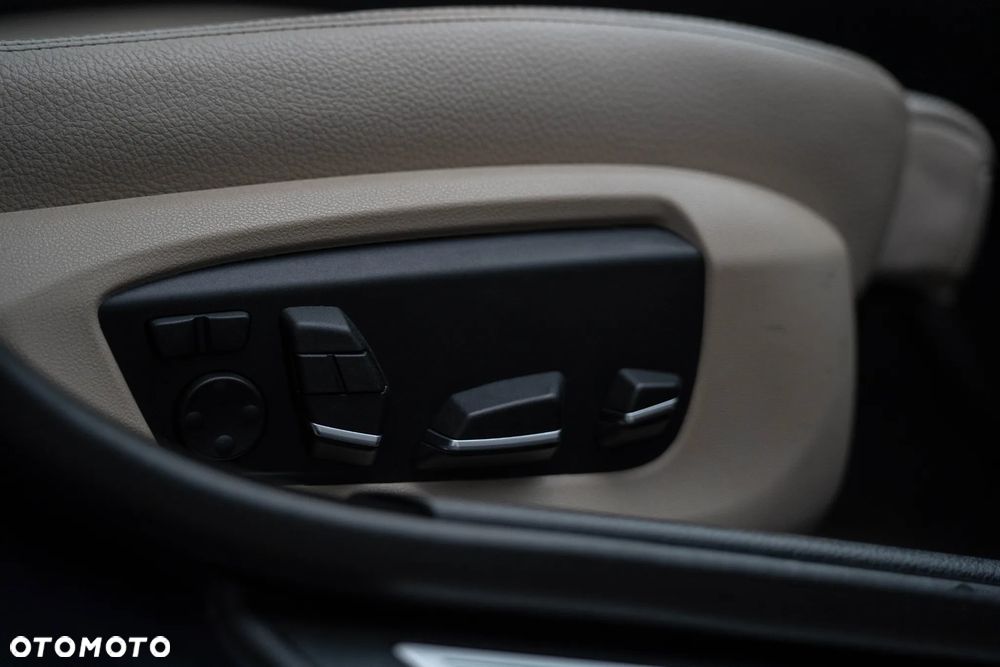 BMW Seria 5 530d xDrive Sport-Aut Luxury Line - 32