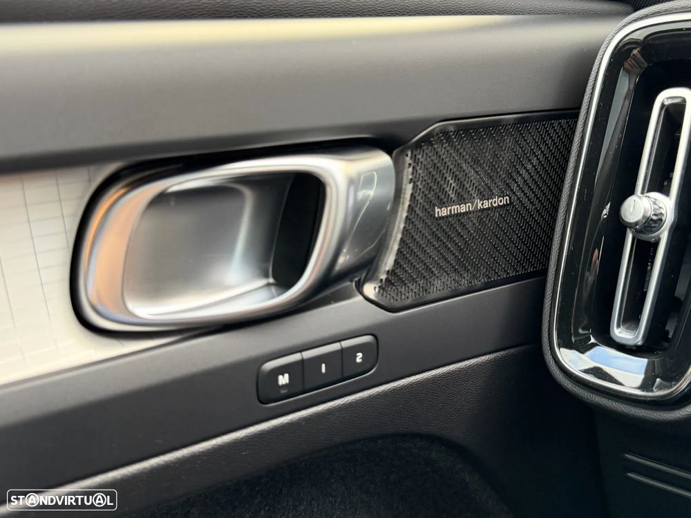 Volvo XC 40 2.0 B4 Momentum Plus - 31