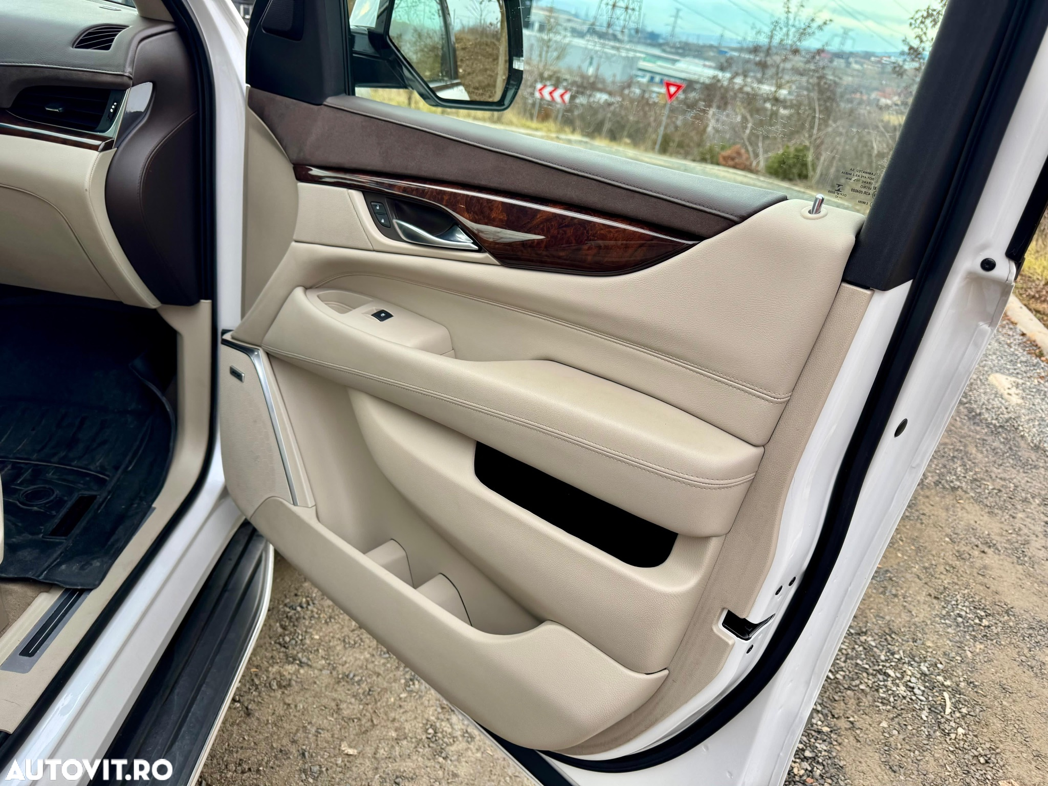 Cadillac Escalade 6.2 V8 AWD AT Platinum - 11